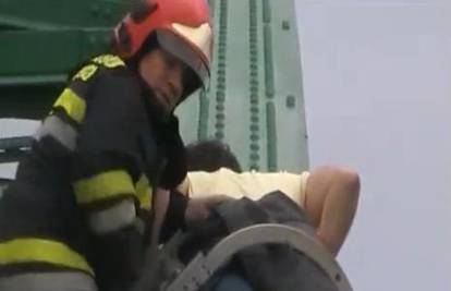 Nevjerojatno: Spasili mladića koji je pijan spavao na mostu