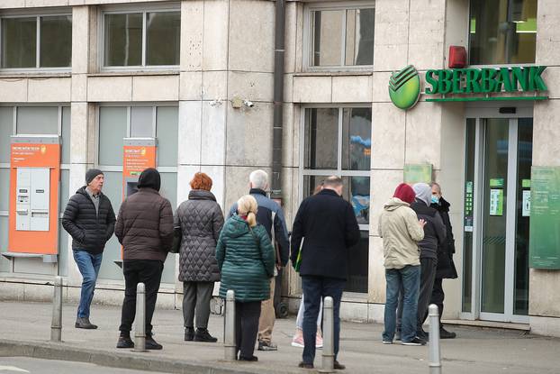 Zagreb: Građani pohrlili u Sberbanku, rusku banku koja se našla na udaru američkih sankcija