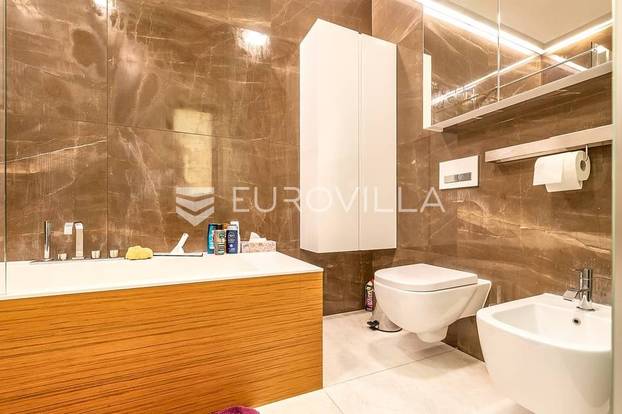 Pršti od luksuza! Prodaju stan u centru Zagreba: 'U boravku je kamen, a zgrada ima recepciju'