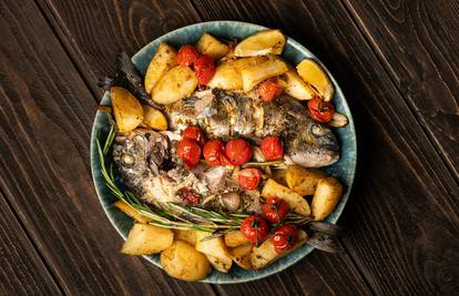 Za sve ljubitelje riba: Pečeni brancin s krumpirom i rajčicom