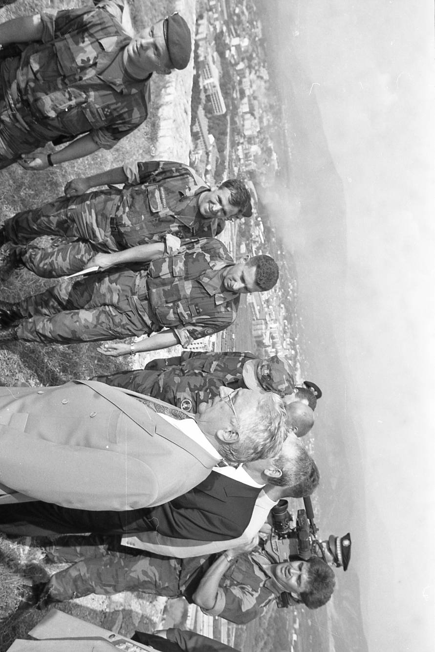 Predsjednik Franjo Tuđman s brojnim uglednicima posjetio je Grad Knin nakon VRO Oluja