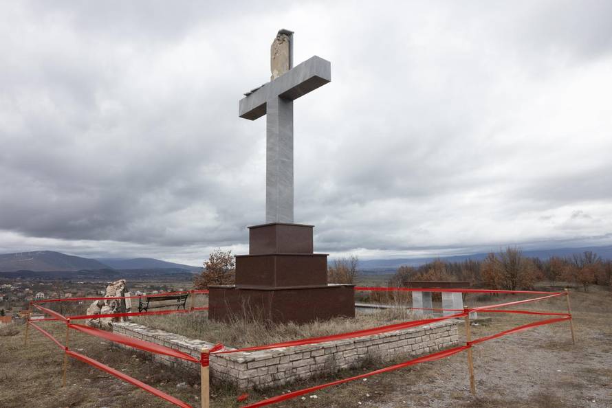 Trilj: Uslijed udara groma oštećen križ na lokalitetu Bila Glavica