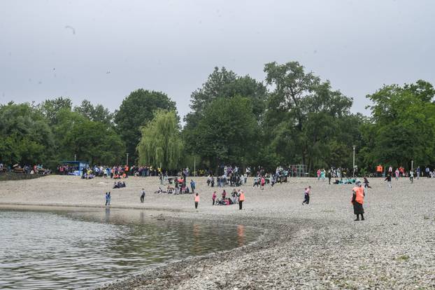 Zagreb: Kiša nije spriječila učenike da proslave kraj školovanja na Bundeku