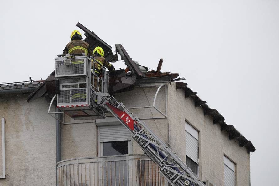 Zagreb: Krov kuće oštećen u nevremenu na Ljubljanici, vatrogasci saniraju štetu