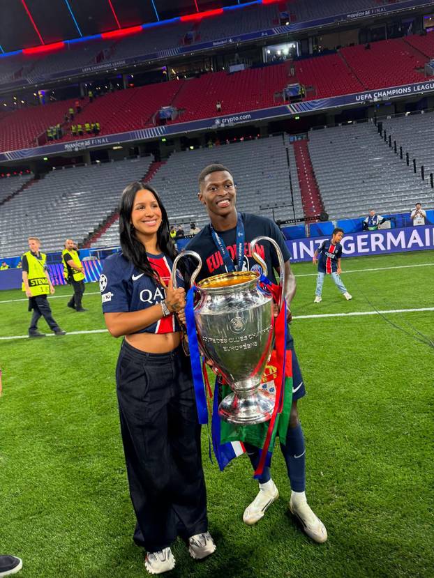 FOTO Atraktivna djevojka Paris SG-ove zvijezde voli tetovaže i fotke u provokativnom izdanju