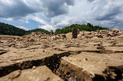 Dno Lokvarskog jezera isušeno je nakon više od sedamdeset godina