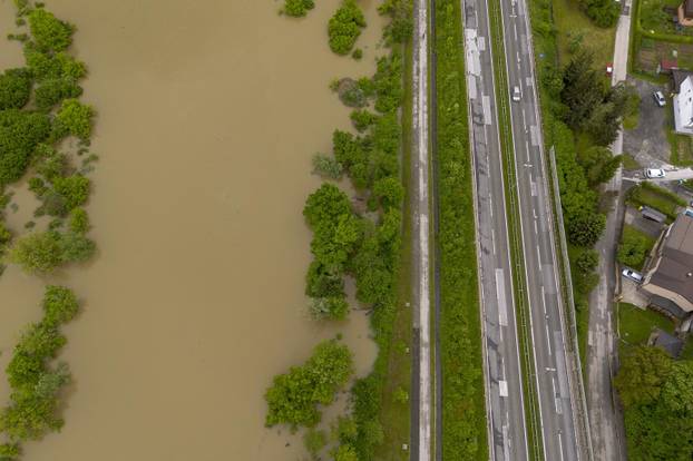 Karlovac: Pogled iz zraka na rijeku Koranu koja se izlila iz svog korita