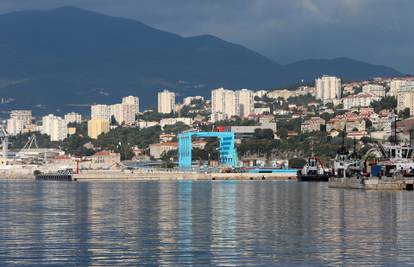 Ugasili požar radnog stroja na kontejnerskom terminalu Rijeka