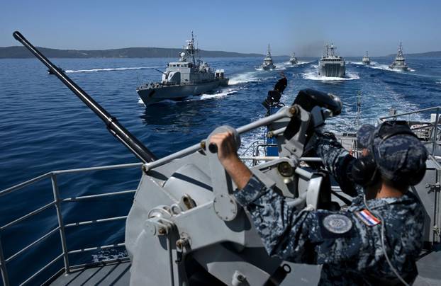 Split: Vježba Hrvatske ratne mornarice za vojni mimoplov