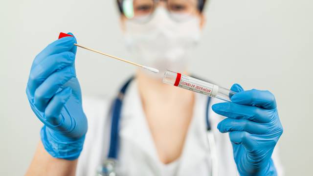 Kako se testirati na koronu PCR, kućnim ili antigenskim testom