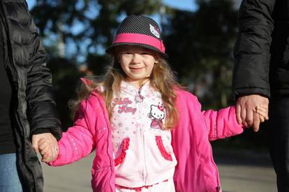 Malu Stephanie najviše veseli igra sa sestrom Melanie (9)