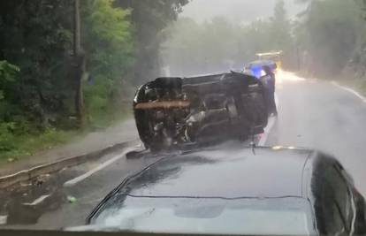 Na kišovitoj cesti prema Orehovici: Auto završio na boku, policija obavlja očevid