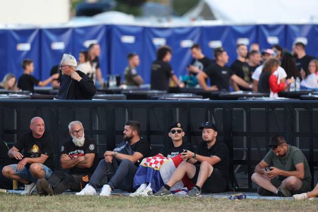 Sinj: Thompsonovi obožavatelji čekaju početak koncerta na hipodromu