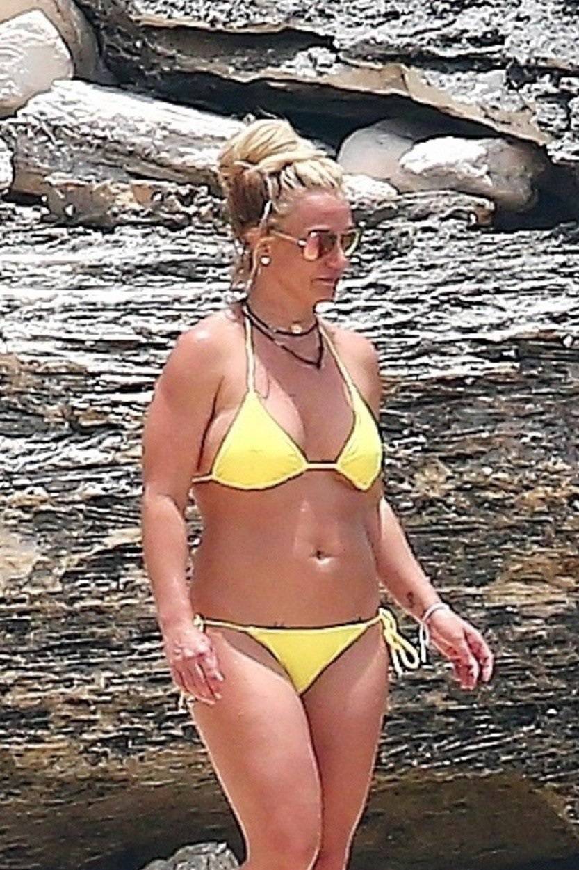 *EXCLUSIVE* Britney Spears and her mom enjoy the sun in Turks and Caicos **WEB MUST CALL FOR PRICING**