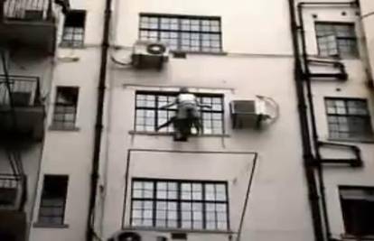 Samoubojica se bacio sa zgrade i "zapeo" na katu 