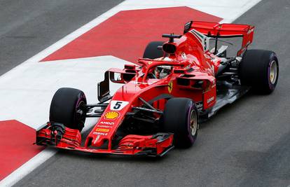 Vettel treću utrku zaredom na 'poleu': Lewis diše za vratom