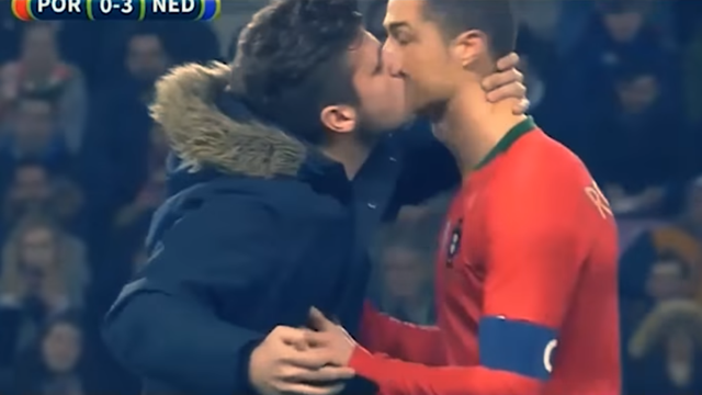 Ronaldo je jedva izbjegao pusu tijekom meča s Nizozemskom