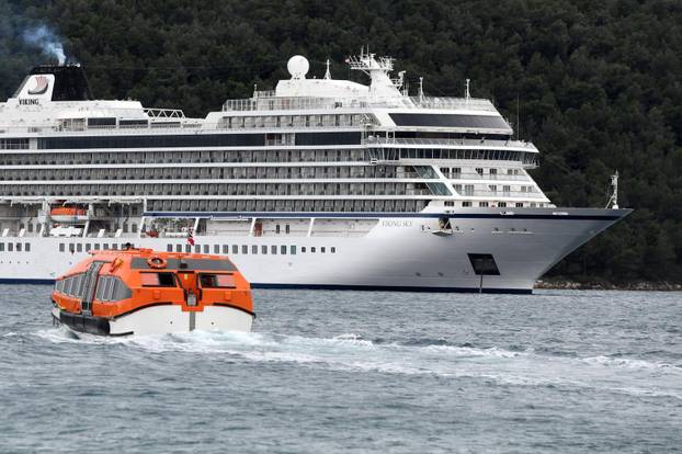 Zbog jakog vjetra kruzer umjesto u Šibeniku usidrio se u Zabla?u