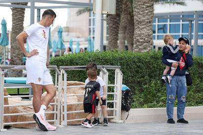 KATAR 2022 Ante Budimir sa svoja dva sina ispred hotela Hilton u Dohi