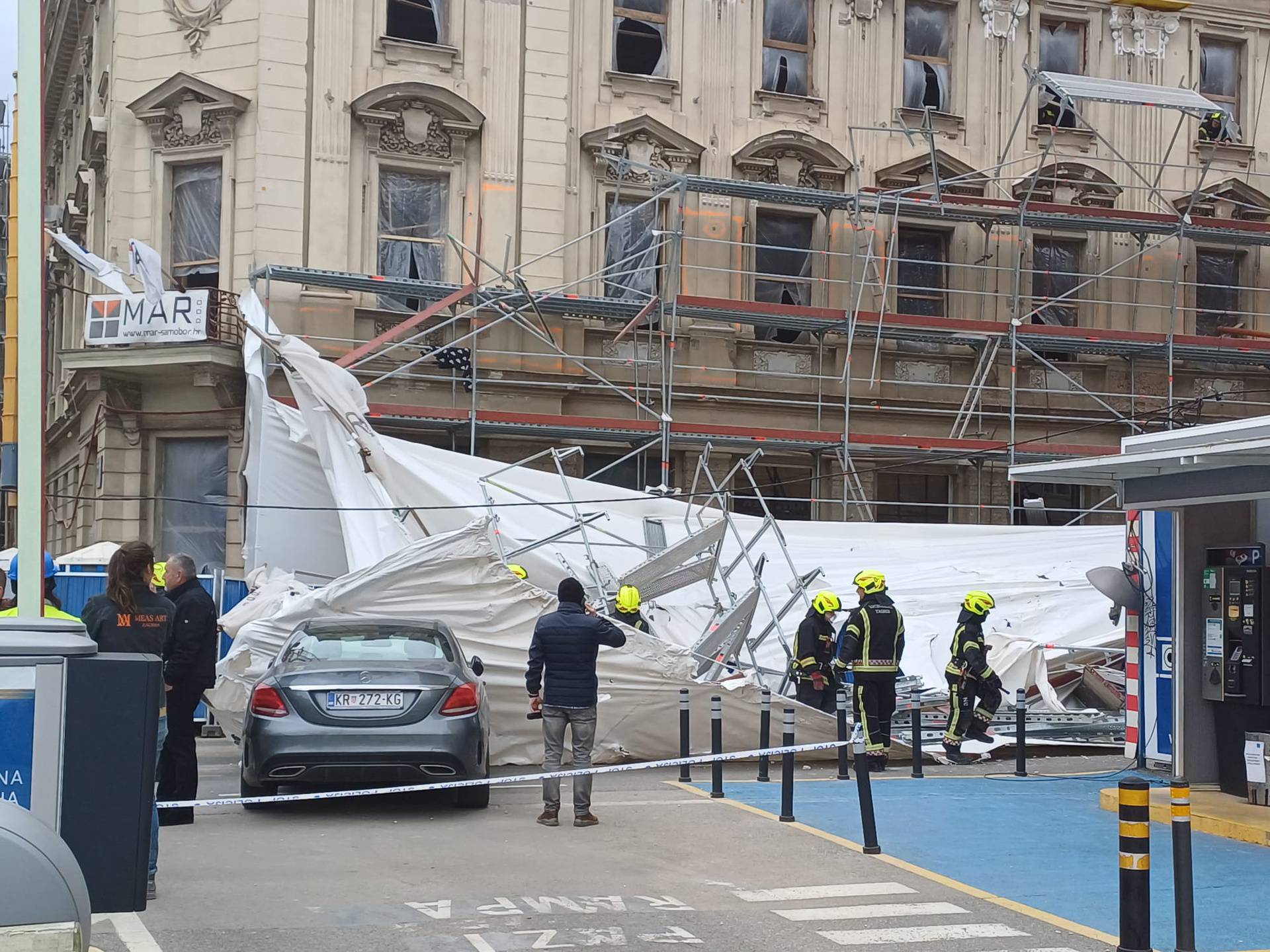 VIDEO Vlasnik Mercedesa: 'Da sam bio metar naprijed, gotovo. Kći mi kaže da zapalim svijeću'