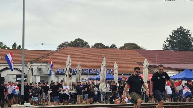 FOTO Grad Heroj je pun zastava: Pogledajte atmosferu  uoči Thompsonovog koncerta