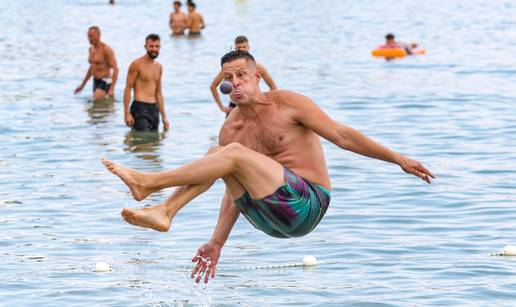 FOTO 'A ja letim ka pingvin': U Medulinu održali  picigin-turnir. Pogledajte sve ove akrobacije...
