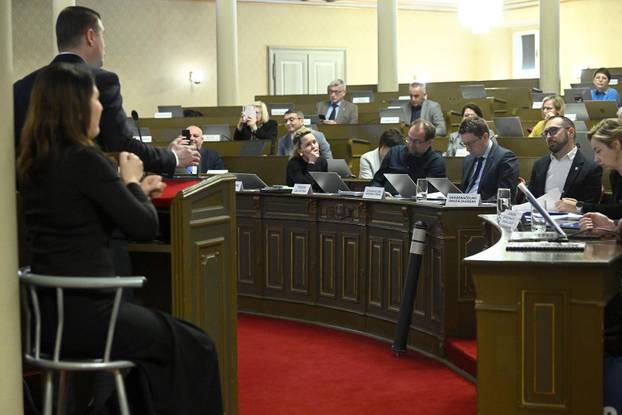 Zagreb: Herman za govornicu u Skupštini izašao s prometnim stupićem, Klisović pomislio da je bazuka
