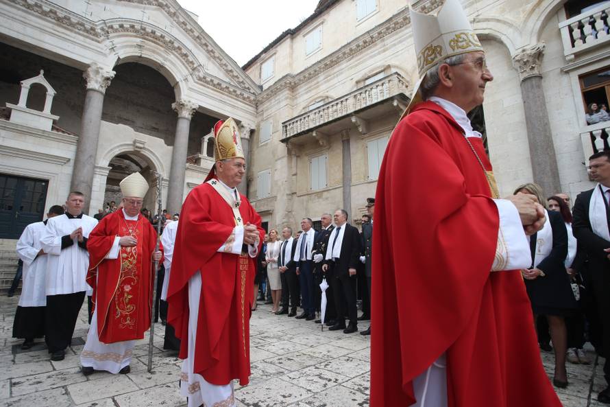 Kerum kao Papa pratio misu s prozora, stigao je i Plenković