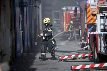 FOTO Detalji požara u Zagrebu: U velikoj hali zapalio se papir