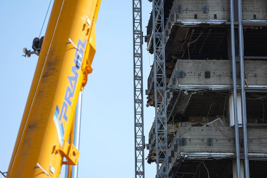 Vjesnikov neboder radnici pripremaju za rušenje