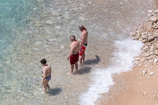 Plaže u Dubrovniku pune su kupača 