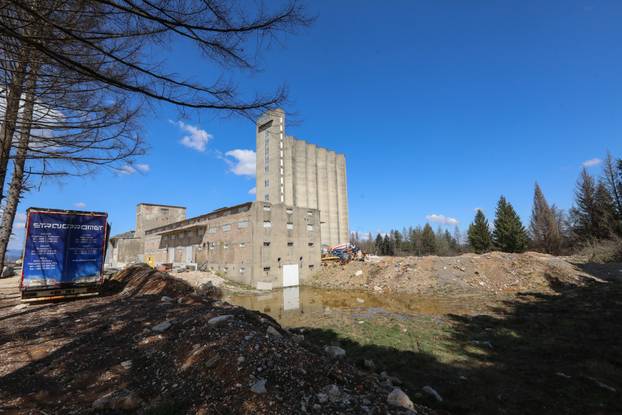 Gospi:ć Lokacija bivšeg industrijskog kompleksa PPK Velebit gdje se nalaze velike količine opasnog otpada