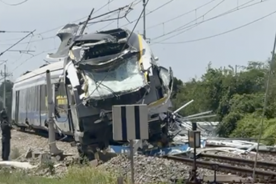 Vlak udario dostavno vozilo