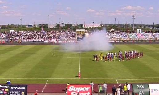 VIDEO Torcida bacila topovski udar i o&scaron;tetila travnjak. A onda skandirala 'Srami se, Hajdu&ccaron;e!'
