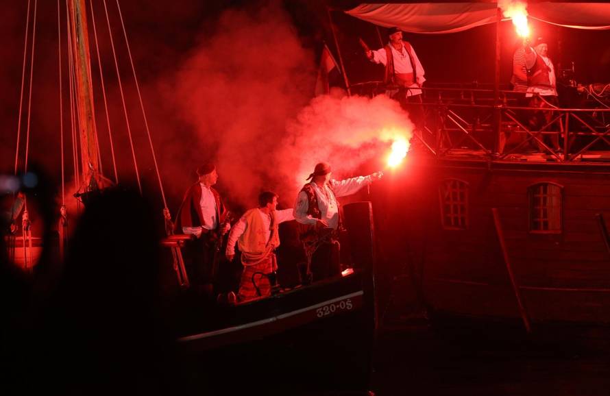 Rekonstrukcija gusarske bitke iz 13. stoljeÄa oduÅ¡evila posjetitelje OmiÅ¡a