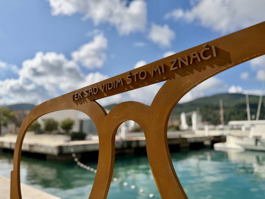 Vela Luka očima Olivera: Umjetnička instalacija u obliku naočala u čast glazbeniku