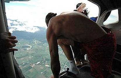 SAD: Skočio iz zrakoplova bez padobrana te preživio