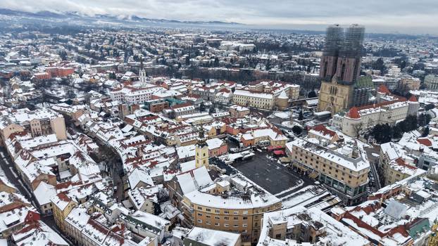 Pogled iz zraka na centar Zagreba prekriven snijegom