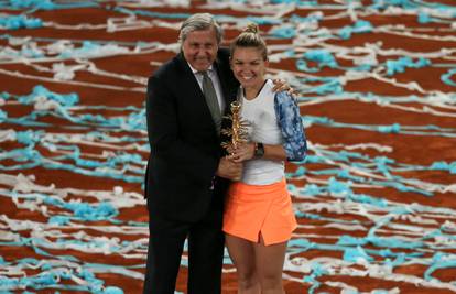 Sramota u Madridu! Primitivac je Halep dao pobjednički pehar