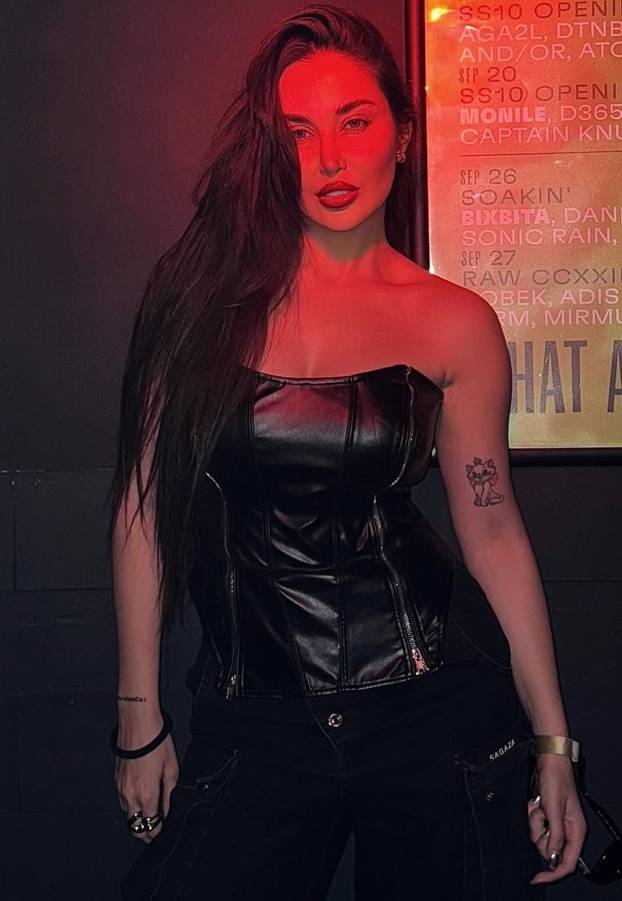 FOTO Prelijepa DJ-ica koja tvrdi da je bila liječnica obožava pokazivati tijelo u badiću