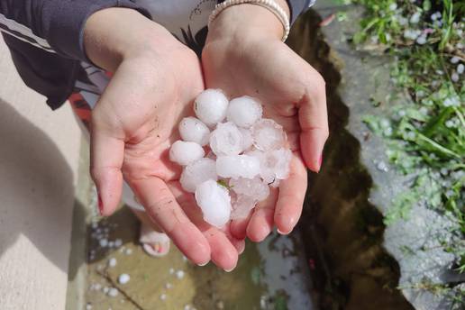 VIDEO Nevrijeme poharalo Zagorje: Tuča razbijala krovove i aute, padao led veličine oraha