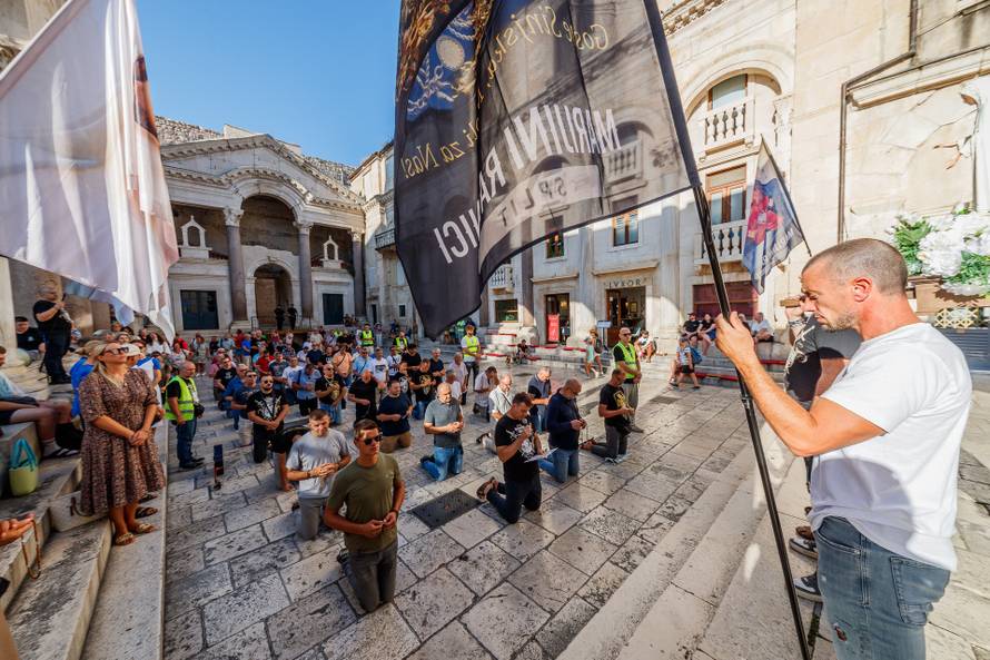 Split: Molitva krunice na Splitskom Peristilu
