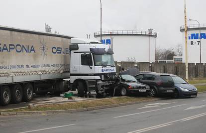 Šleper proklizao pa je zgužvao 4 automobila na parkiralištu