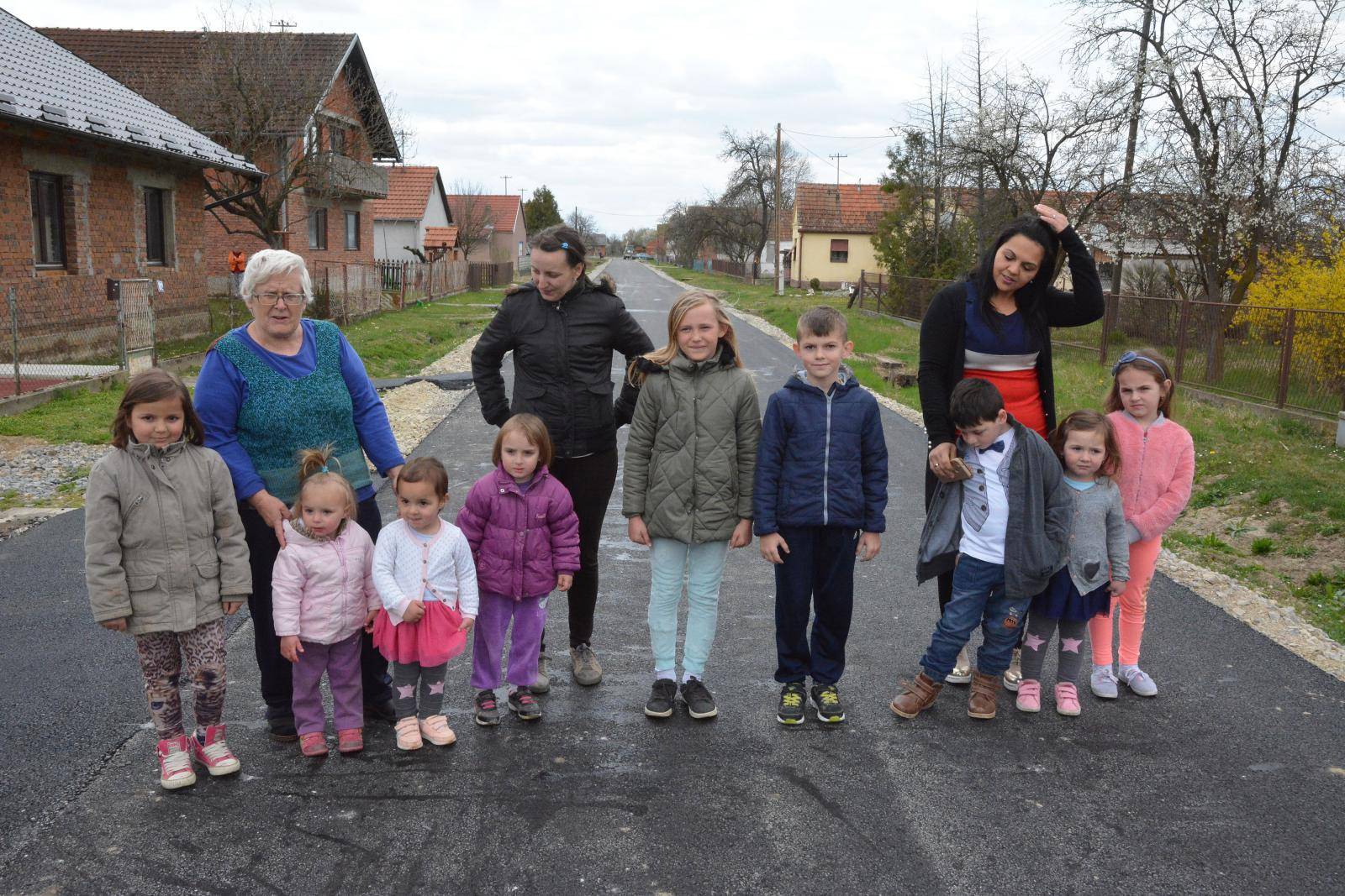 U krugu od 500 metara živi 20 djece: 'Selo nam je na dudi...'