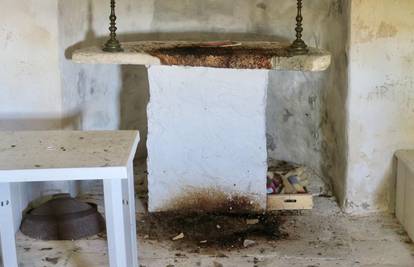 Crkva Sv. Lovre na Kozjaku: Pekli roštilj na oltaru, dok su ispod njega pripremali peku