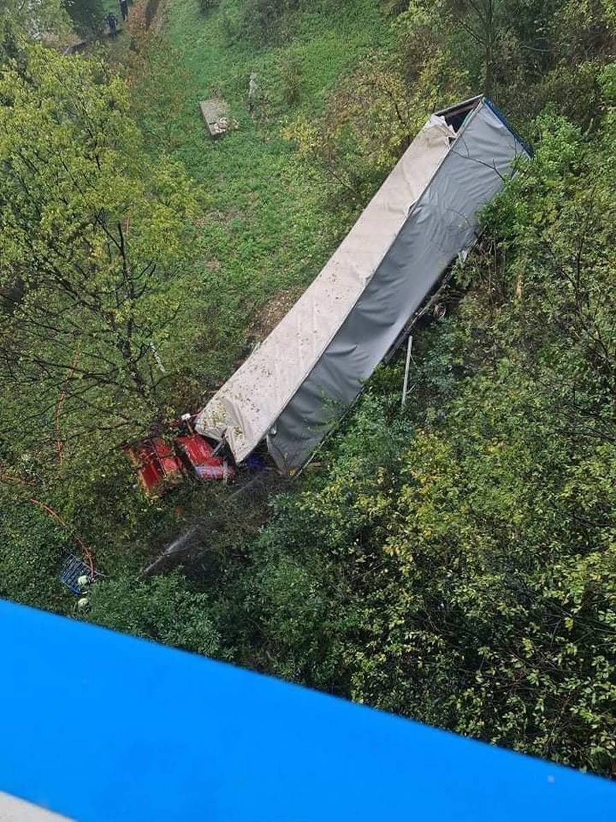 Kamionom sletio s vijadukta Svilno, vatrogasci su u akciji