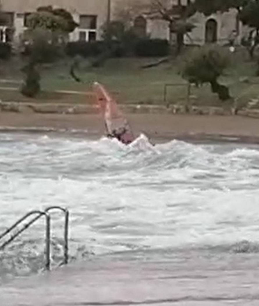 Dok jugo lomi Split, oni lome valove: 'Ovdi je to normalno'