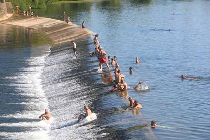 FOTO Spas od paklenog vala mnogi su potražili u rijekama i morima: Plaže krcate turistima