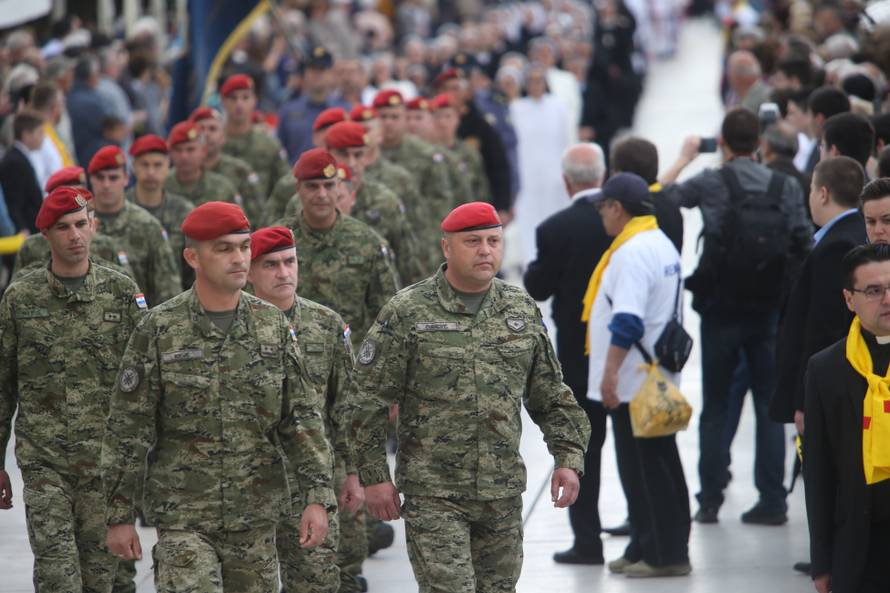 Kerum kao Papa pratio misu s prozora, stigao je i Plenković