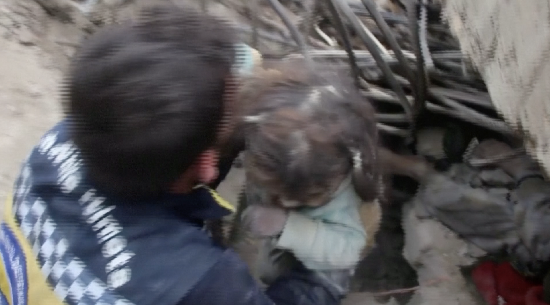 VIDEO Djevojčicu iz ruševina iskopali golim rukama: 'Sigurna si, molim te, nemoj se bojati!'